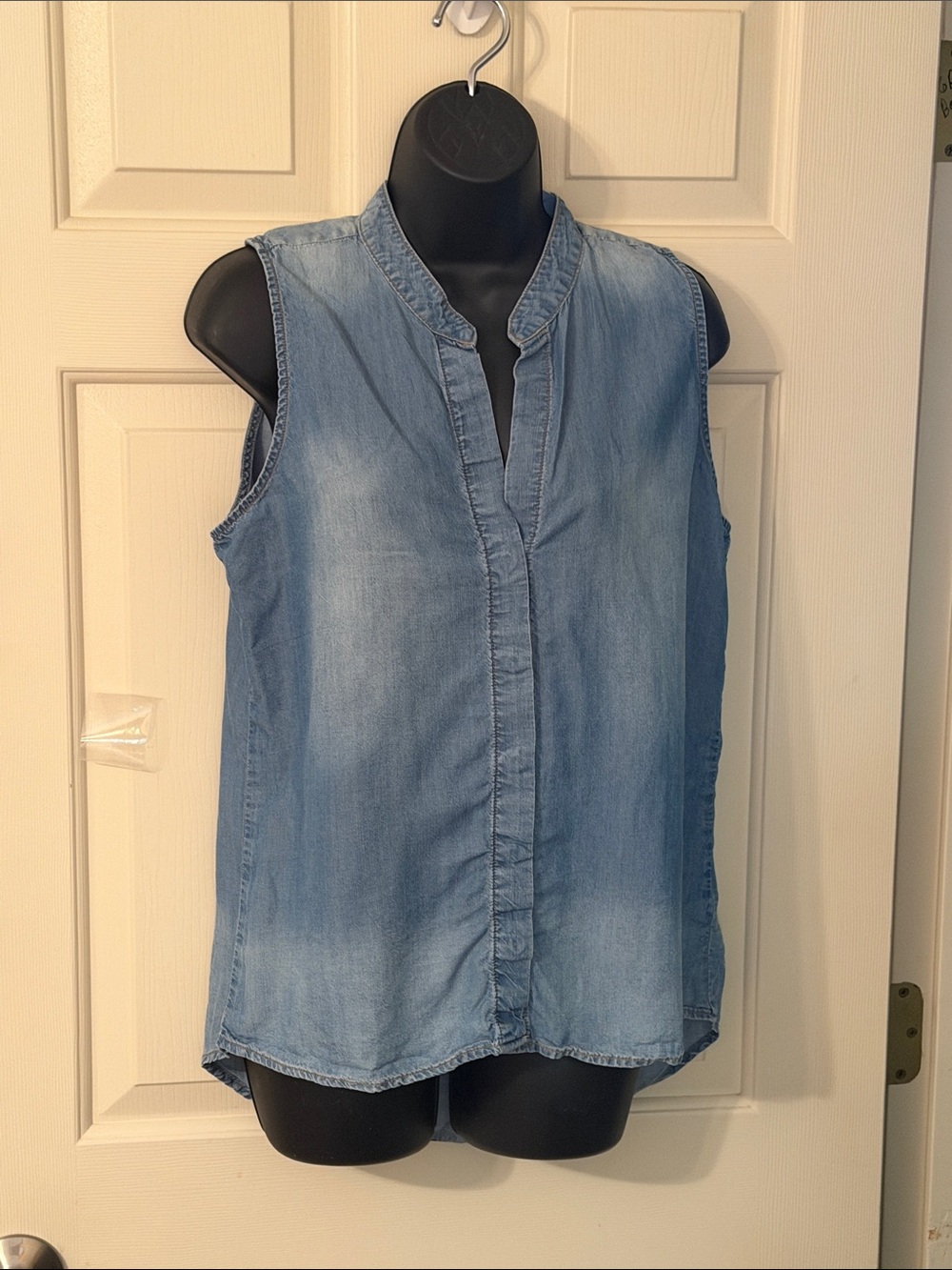 Cloth & Stone via Anthropologie Sleeveless Tencel Button Front Top. Sz M